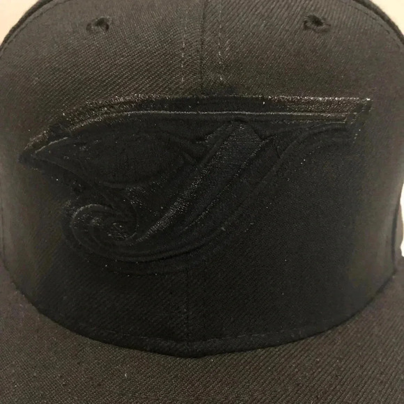 New Era 59Fifty Fitted Blackout Toronto Blue Jays Ball Cap - Picture 4 of 9